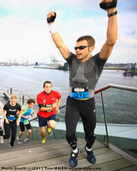 Thomas Maier läuft beim Urbanathlon in Hamburg die Freitreppe hoch.